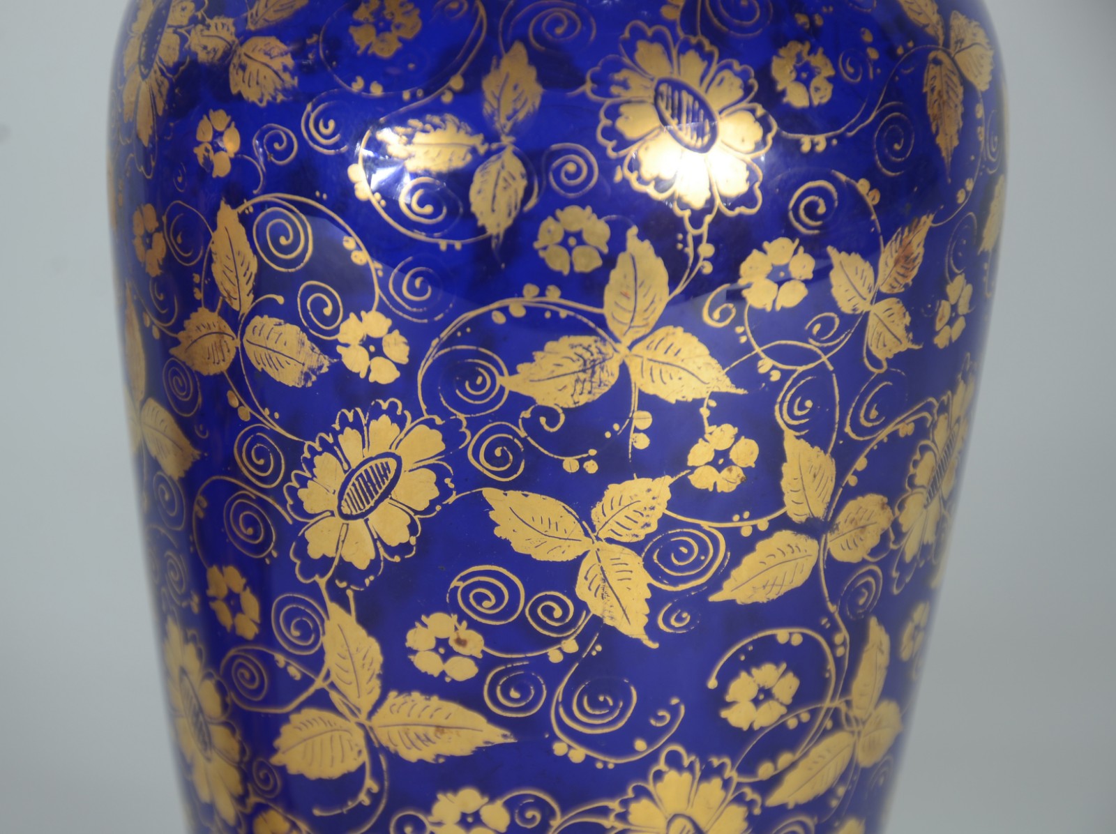 Par de vasos de cristal azul cobalto com flores e frisos dourados... - foto 4 de 7