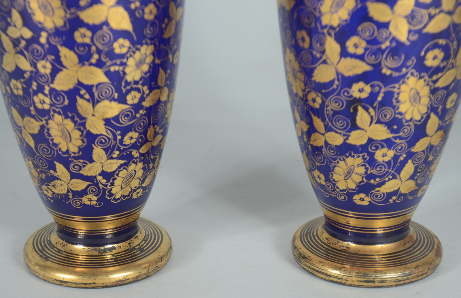 Par de vasos de cristal azul cobalto com flores e frisos dourados... - foto 5 de 7