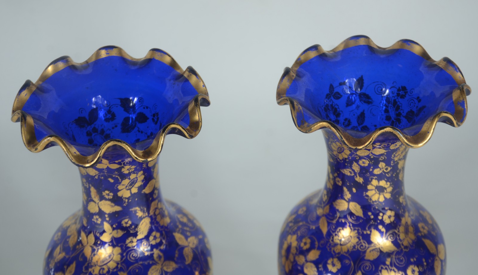 Par de vasos de cristal azul cobalto com flores e frisos dourados... - foto 6 de 7