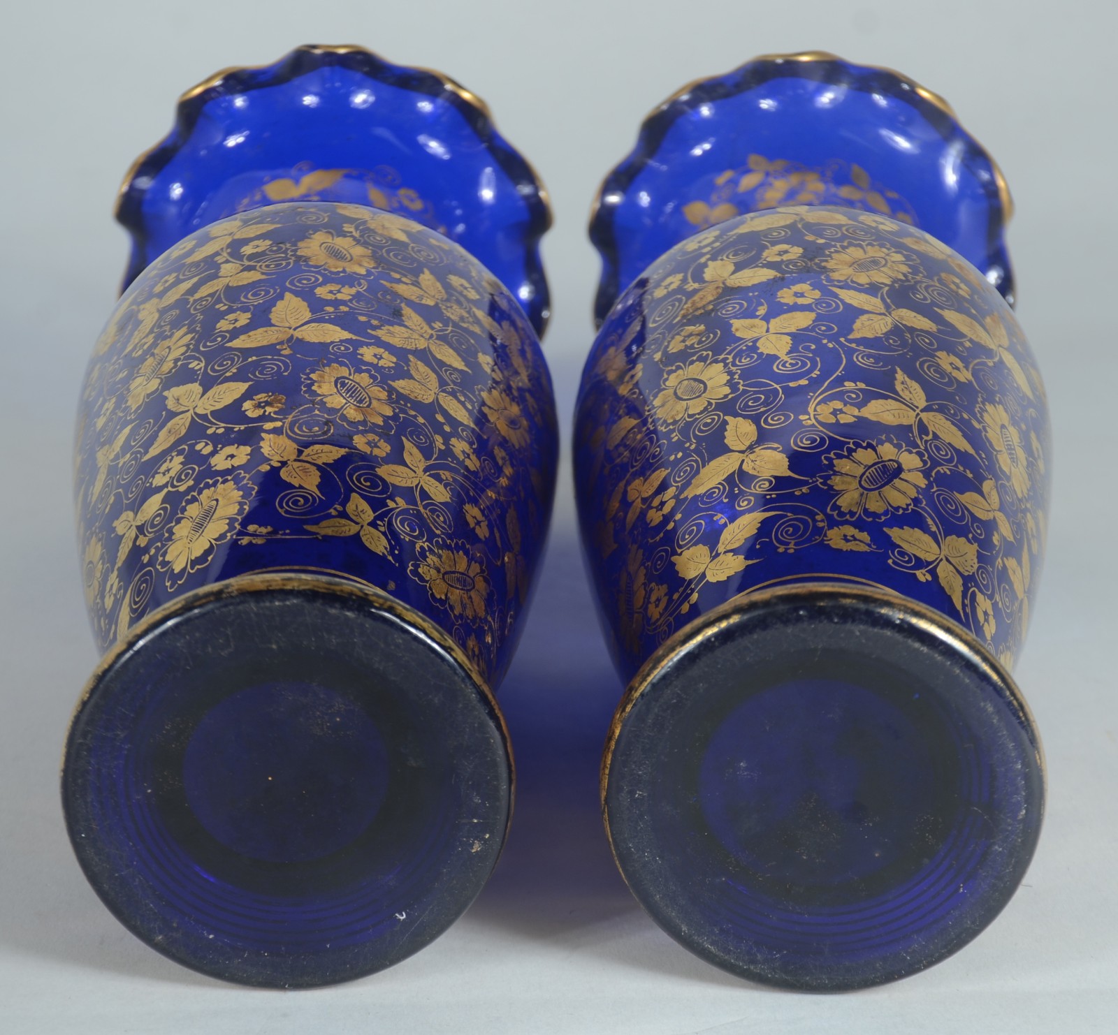 Par de vasos de cristal azul cobalto com flores e frisos dourados... - foto 7 de 7