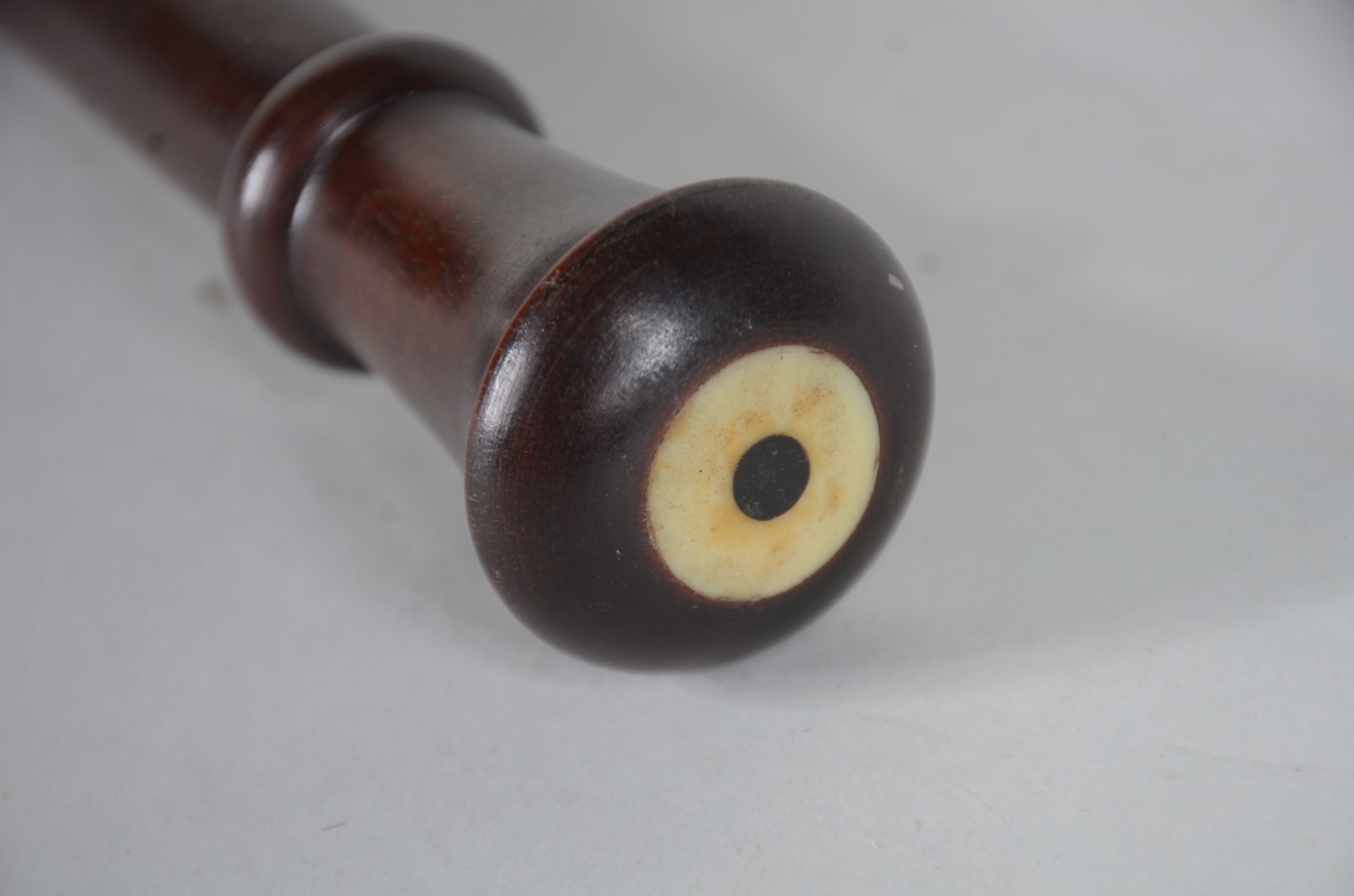 Bengala de madeira nobre, castão com detalhe em osso. - foto 1 de 5