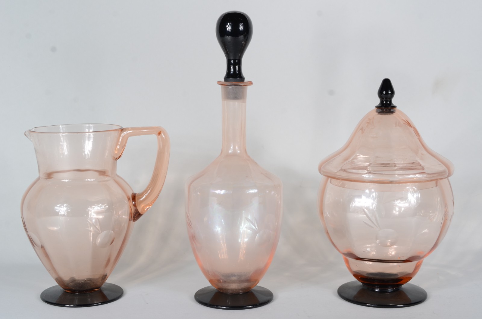 Três peças de cristal rose com base preta, sendo: jarra, garrafa e... - foto 1 de 9