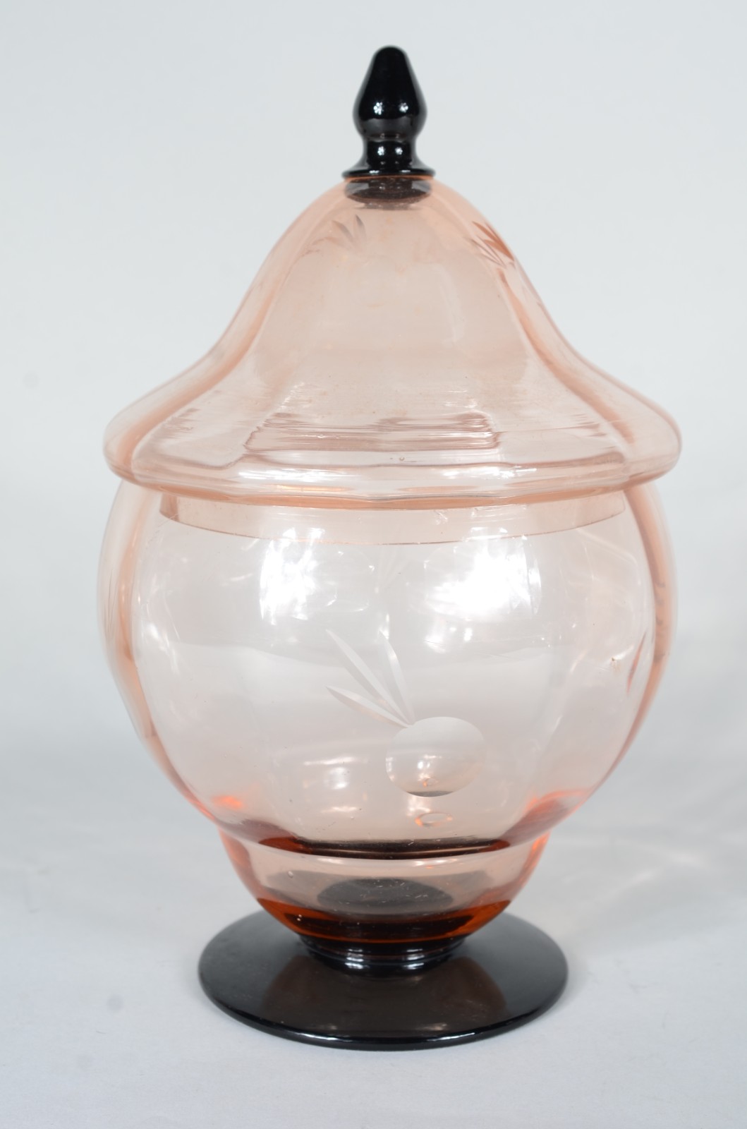 Três peças de cristal rose com base preta, sendo: jarra, garrafa e... - foto 2 de 9