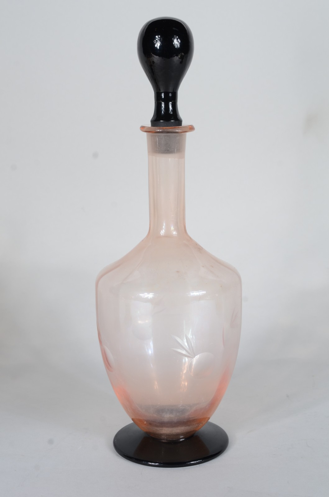 Três peças de cristal rose com base preta, sendo: jarra, garrafa e... - foto 3 de 9