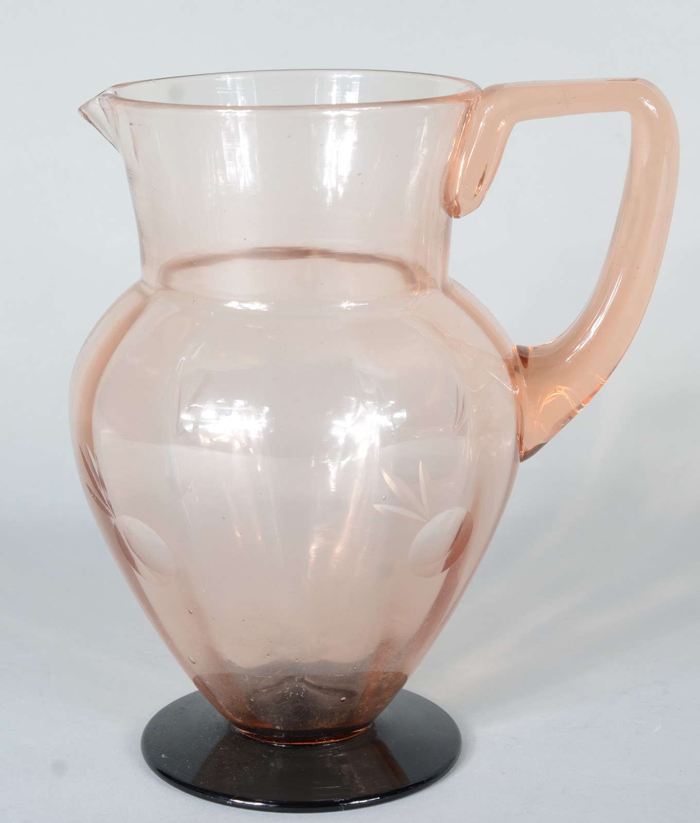 Três peças de cristal rose com base preta, sendo: jarra, garrafa e... - foto 4 de 9