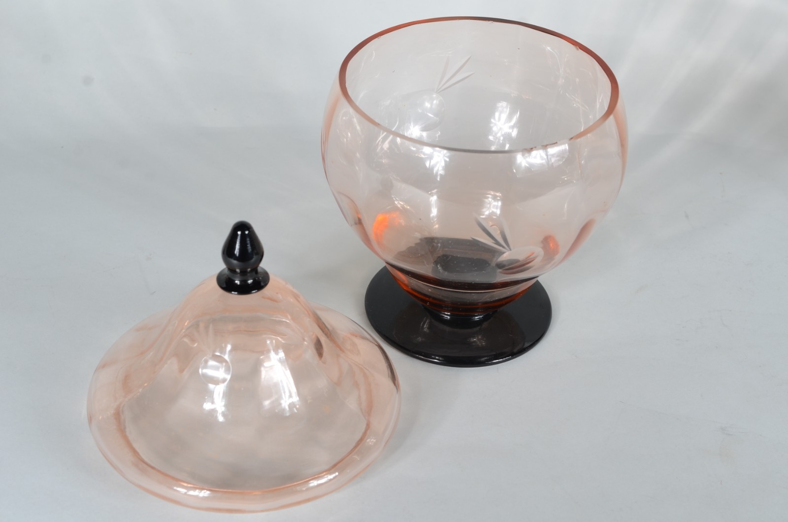 Três peças de cristal rose com base preta, sendo: jarra, garrafa e... - foto 5 de 9
