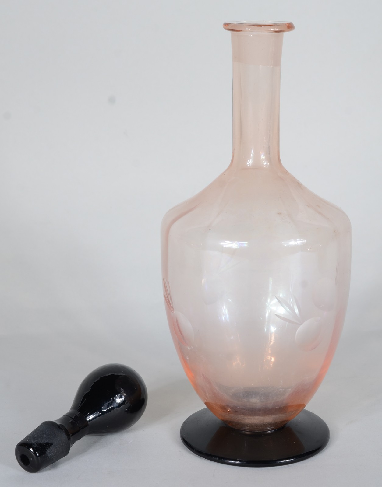 Três peças de cristal rose com base preta, sendo: jarra, garrafa e... - foto 6 de 9