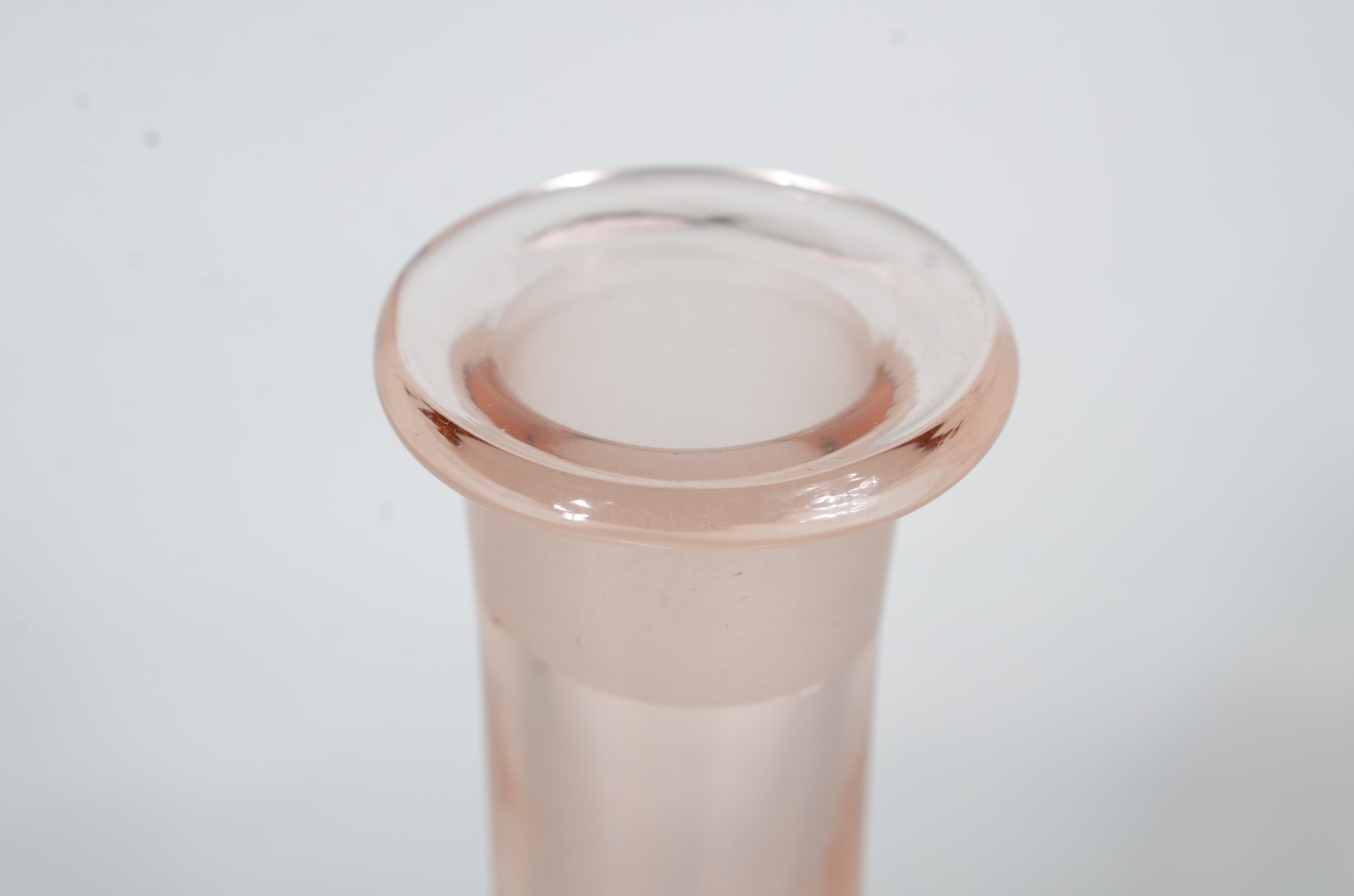 Três peças de cristal rose com base preta, sendo: jarra, garrafa e... - foto 8 de 9