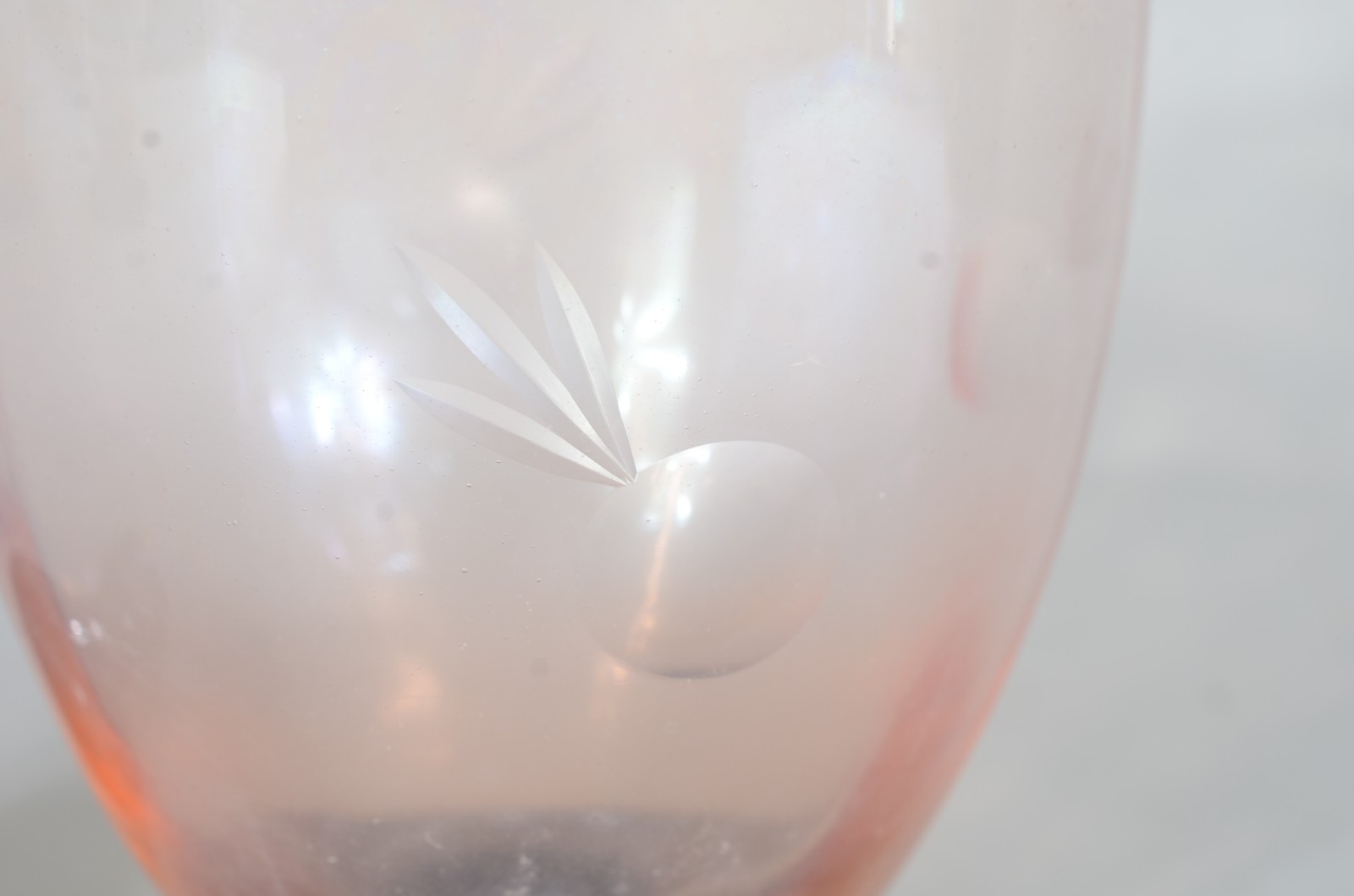 Três peças de cristal rose com base preta, sendo: jarra, garrafa e... - foto 9 de 9