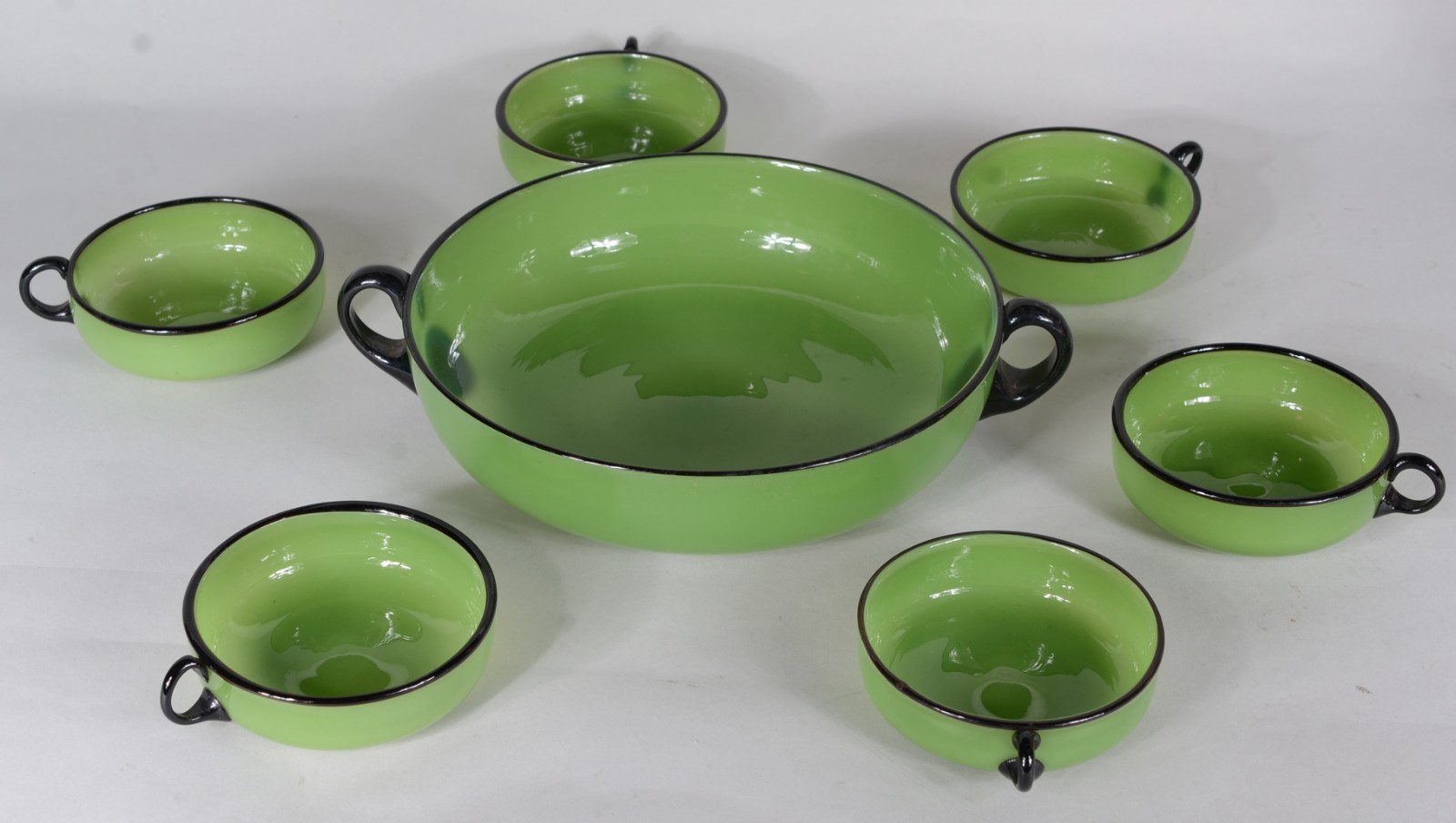 Conjunto Art Deco de saladeira com 6 taças de vidro verde com frisos... - foto 1 de 6