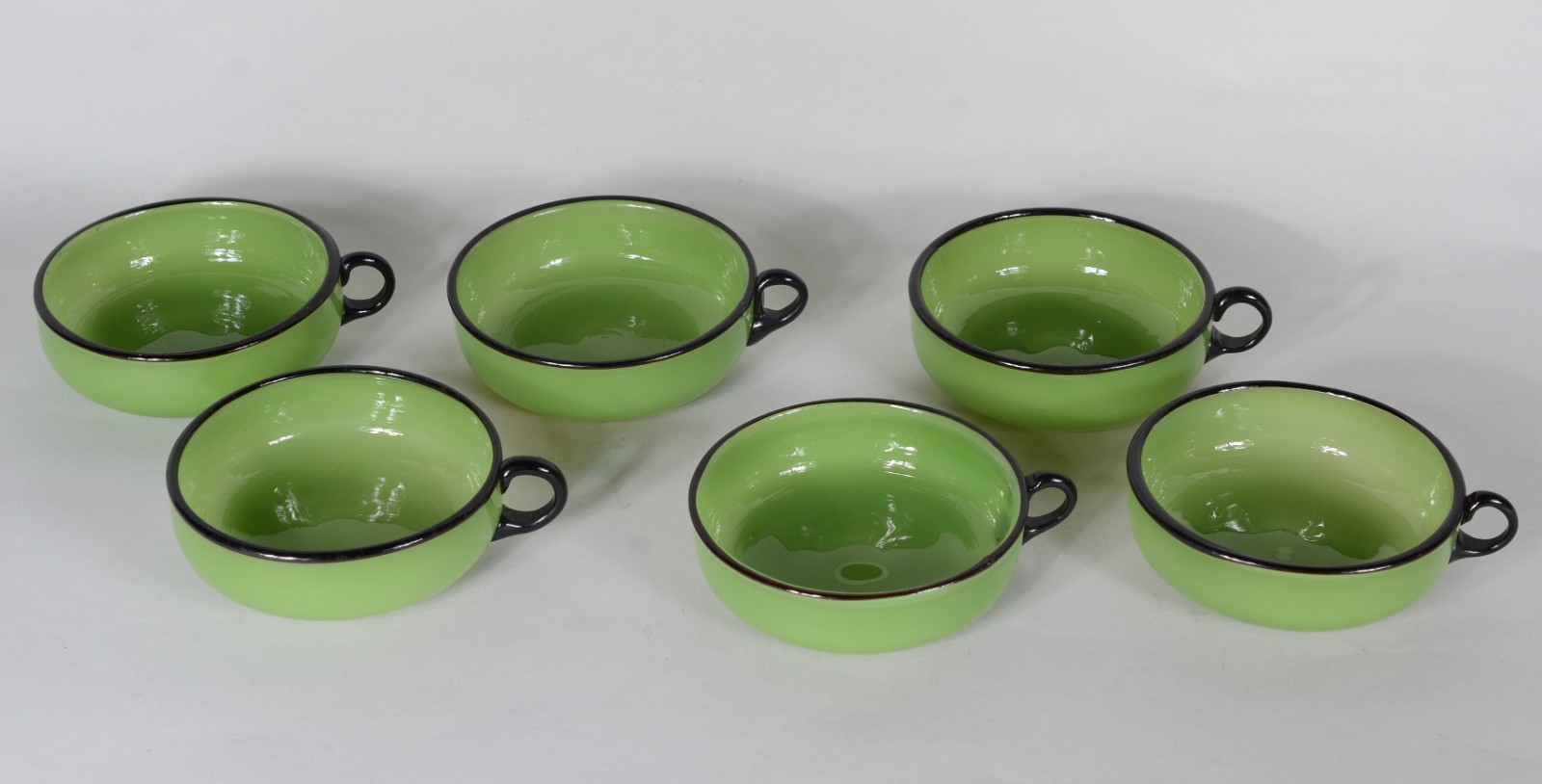 Conjunto Art Deco de saladeira com 6 taças de vidro verde com frisos... - foto 2 de 6