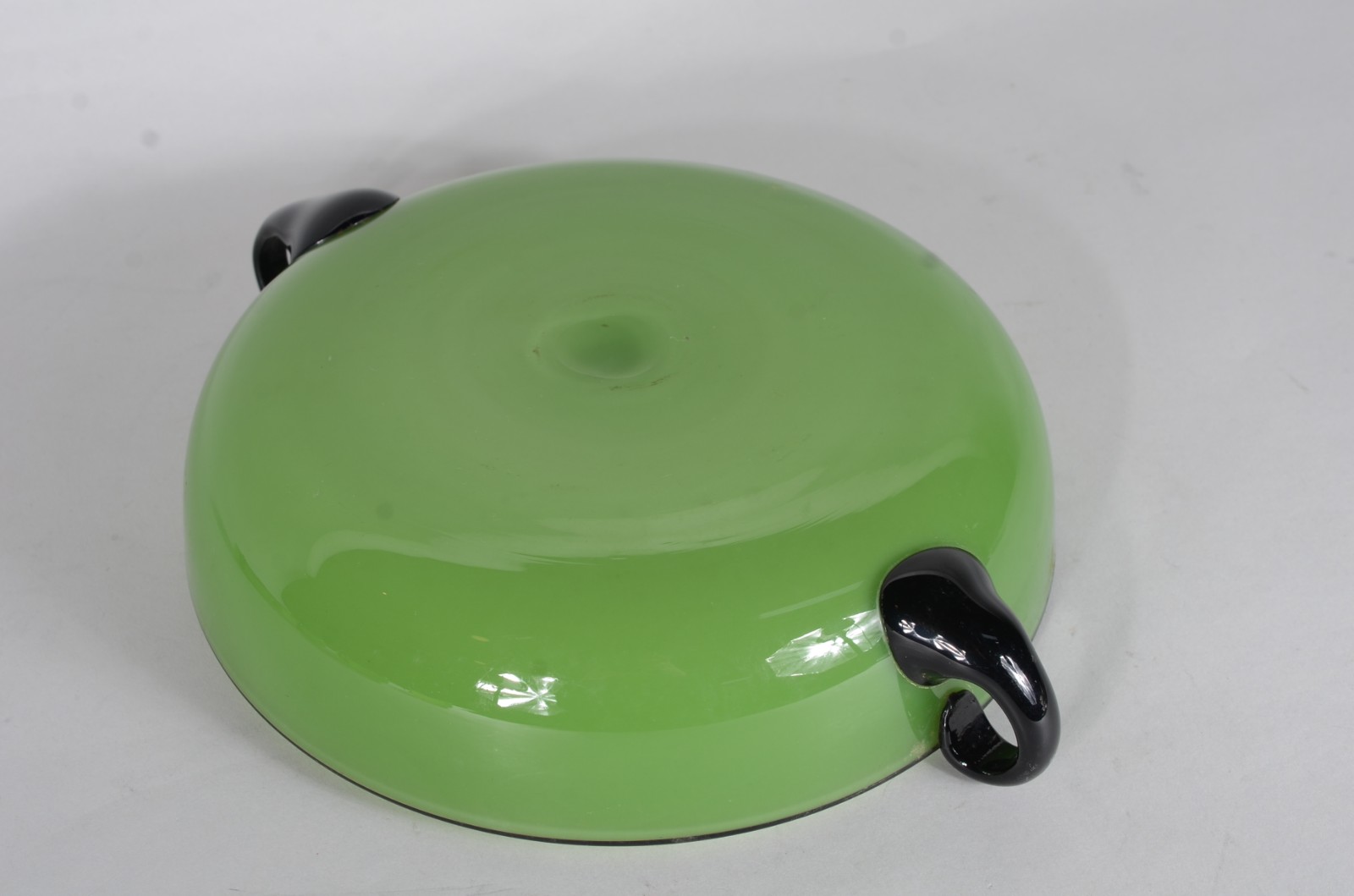 Conjunto Art Deco de saladeira com 6 taças de vidro verde com frisos... - foto 5 de 6