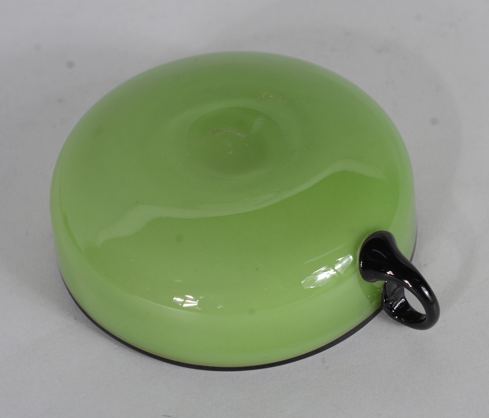 Conjunto Art Deco de saladeira com 6 taças de vidro verde com frisos... - foto 6 de 6