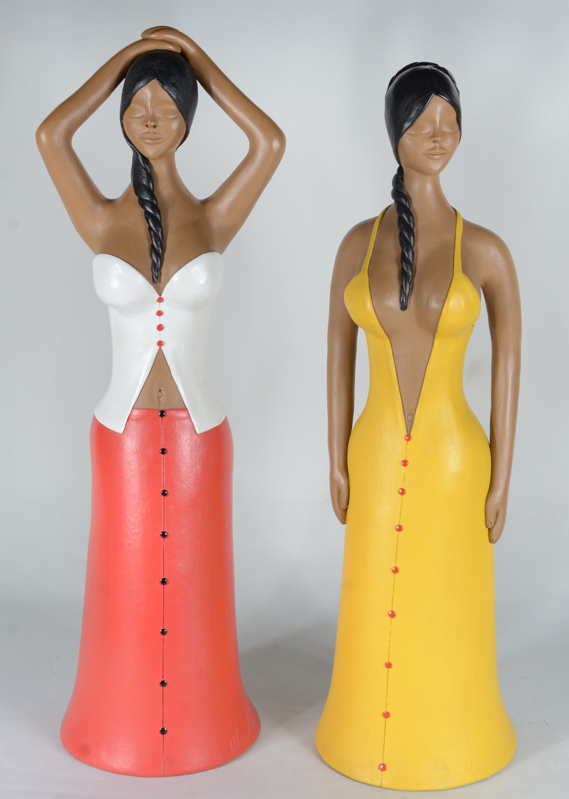 Duas esculturas de barro cozido policromados, representando figura... - foto 1 de 9
