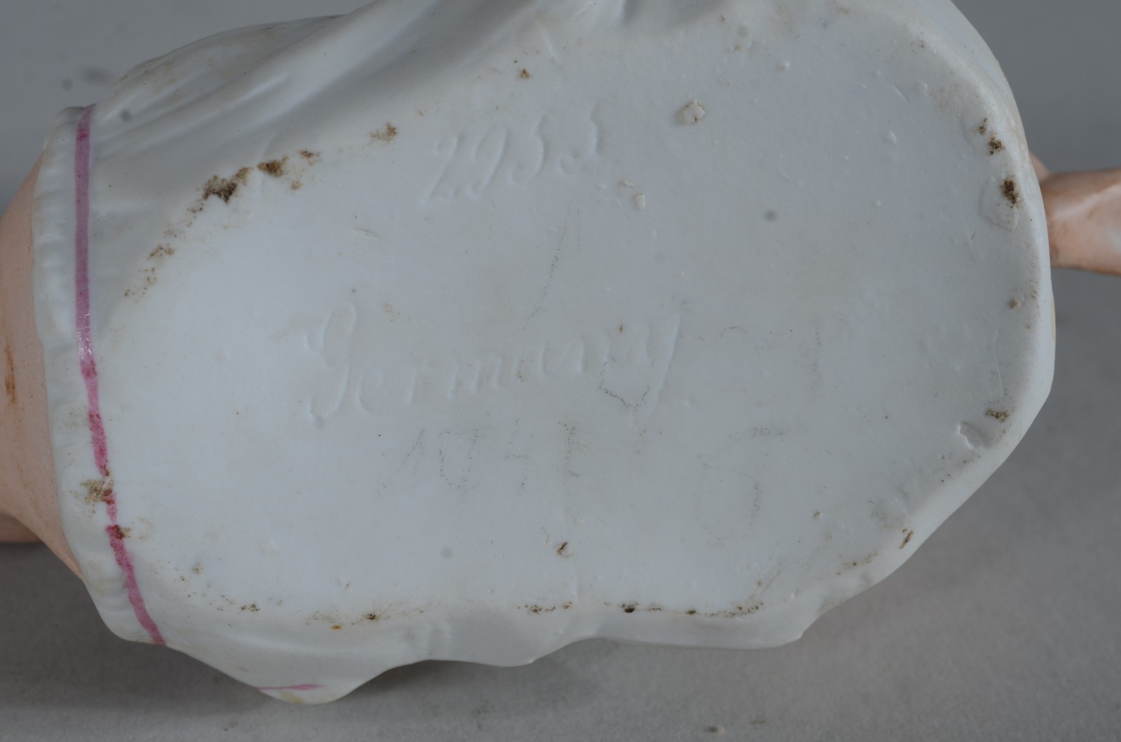 Par de "bebês" de biscuit alemão policromado. Um deles com restauro. - foto 6 de 9