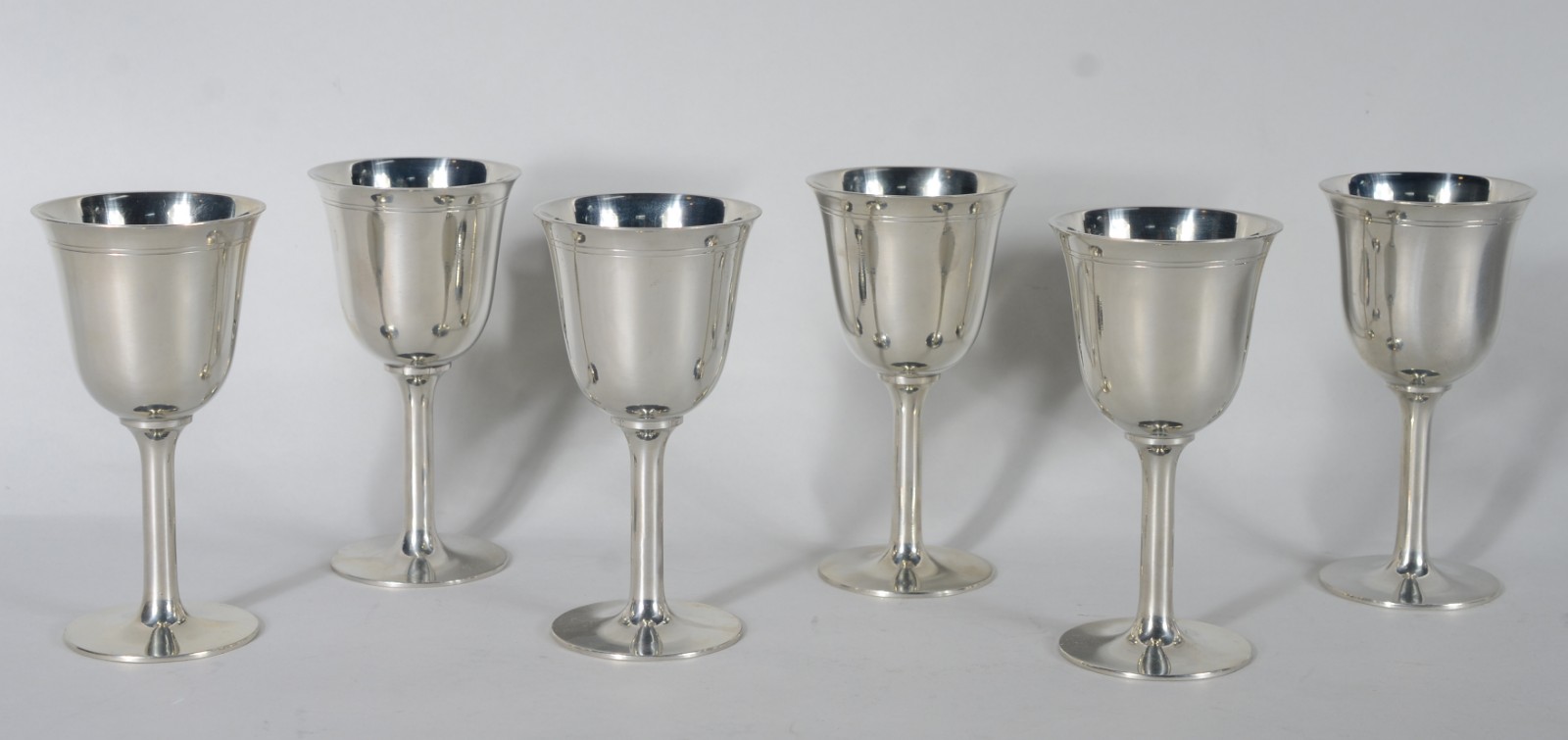 Seis cálices de estanho para vinho, parte interna polida. - foto 1 de 6