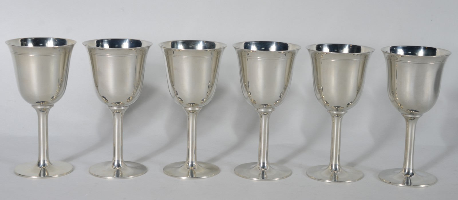 Seis cálices de estanho para vinho, parte interna polida. - foto 2 de 6