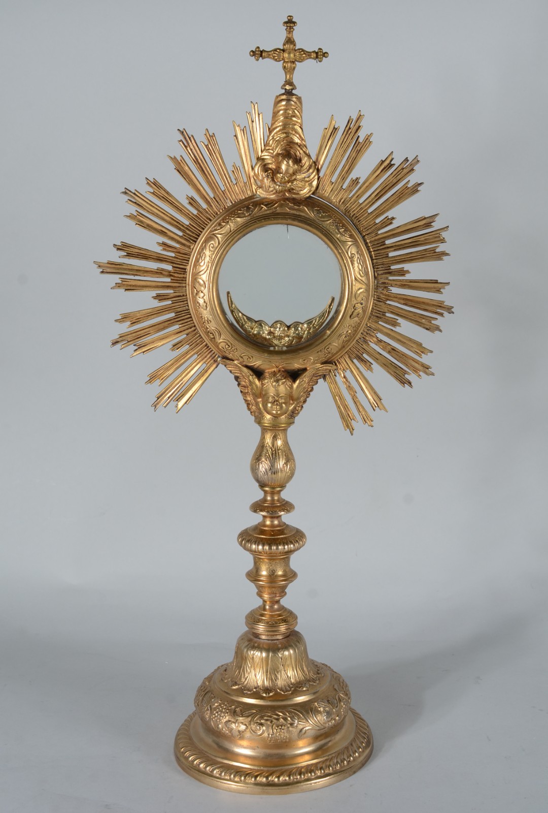 Custódia (ostensório), de metal dourado. Possivelmente brasileira, do... - foto 1 de 11