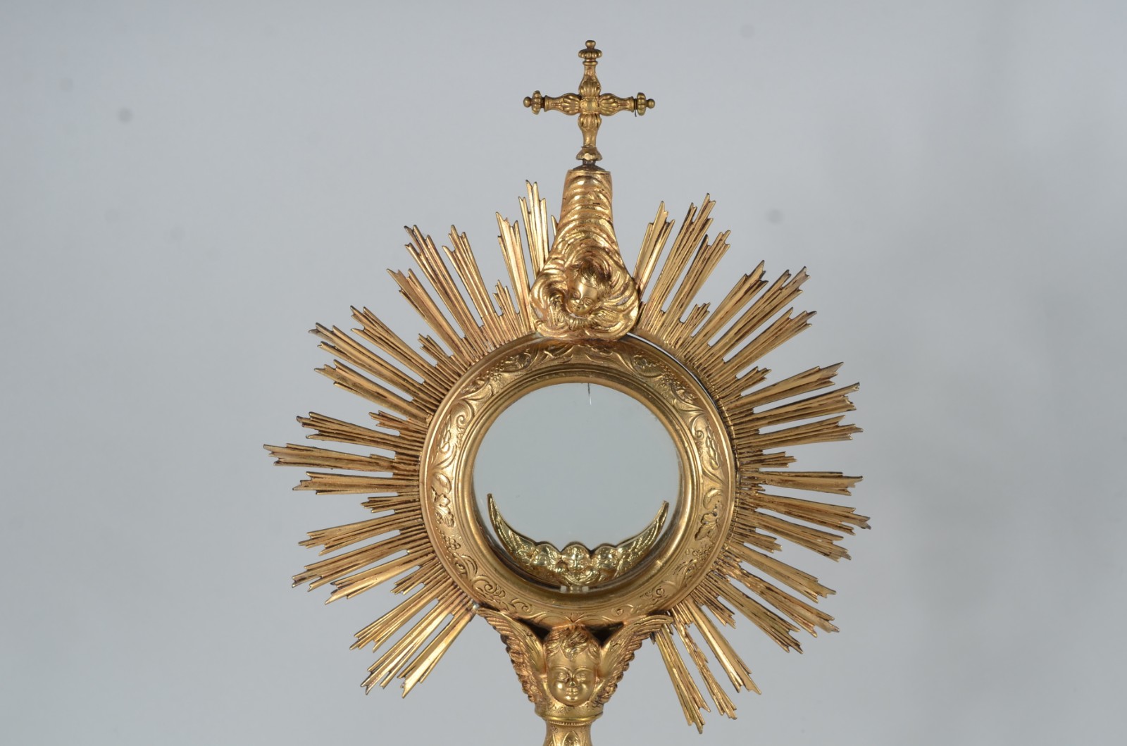 Custódia (ostensório), de metal dourado. Possivelmente brasileira, do... - foto 2 de 11