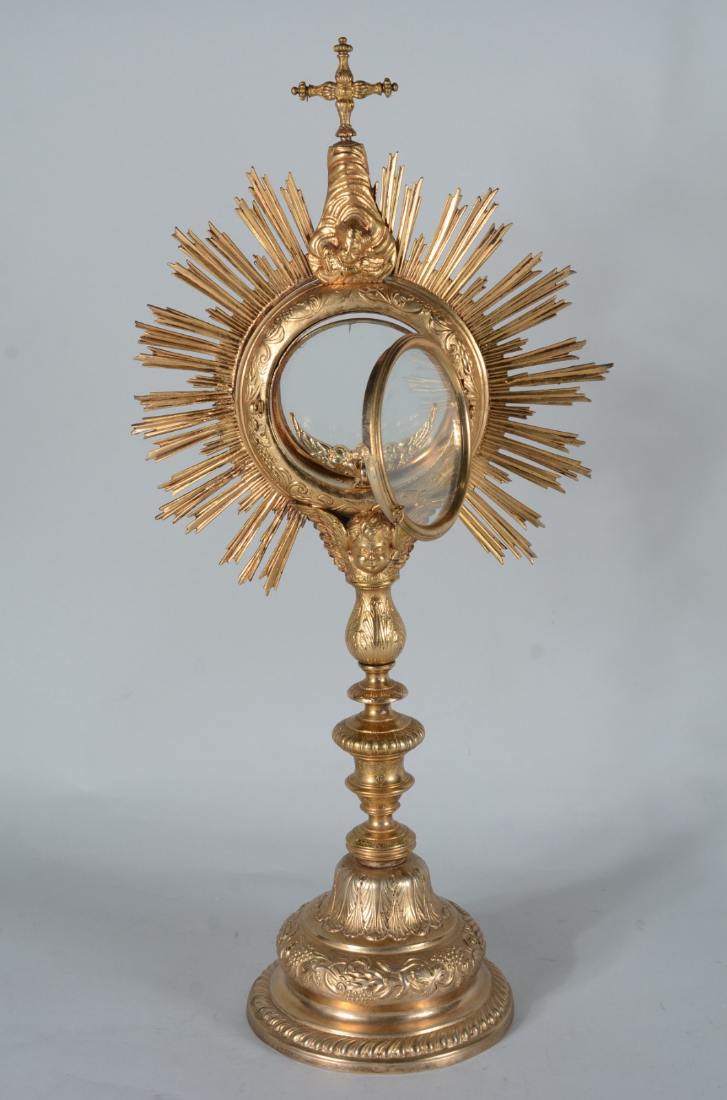 Custódia (ostensório), de metal dourado. Possivelmente brasileira, do... - foto 3 de 11