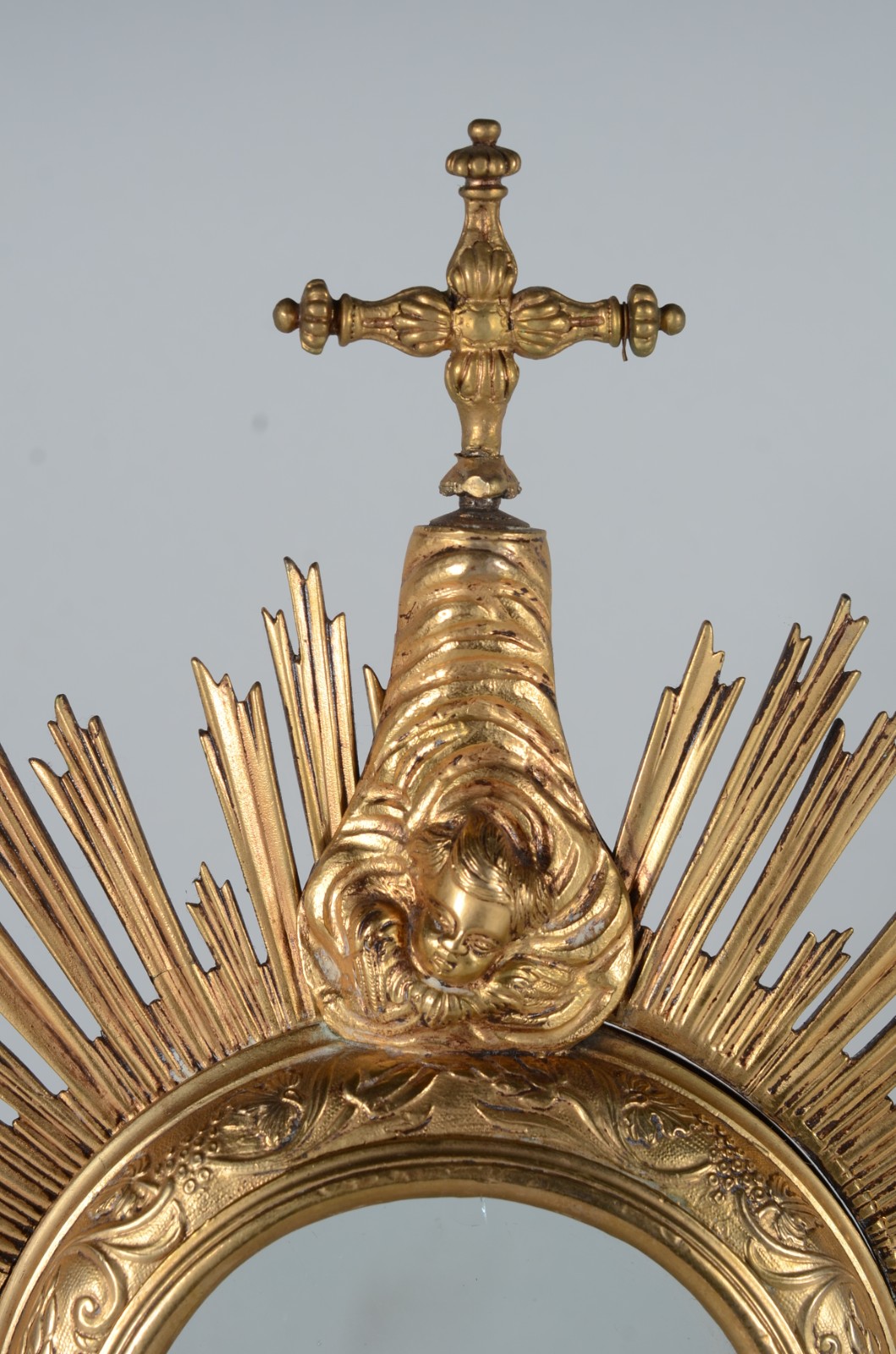 Custódia (ostensório), de metal dourado. Possivelmente brasileira, do... - foto 5 de 11