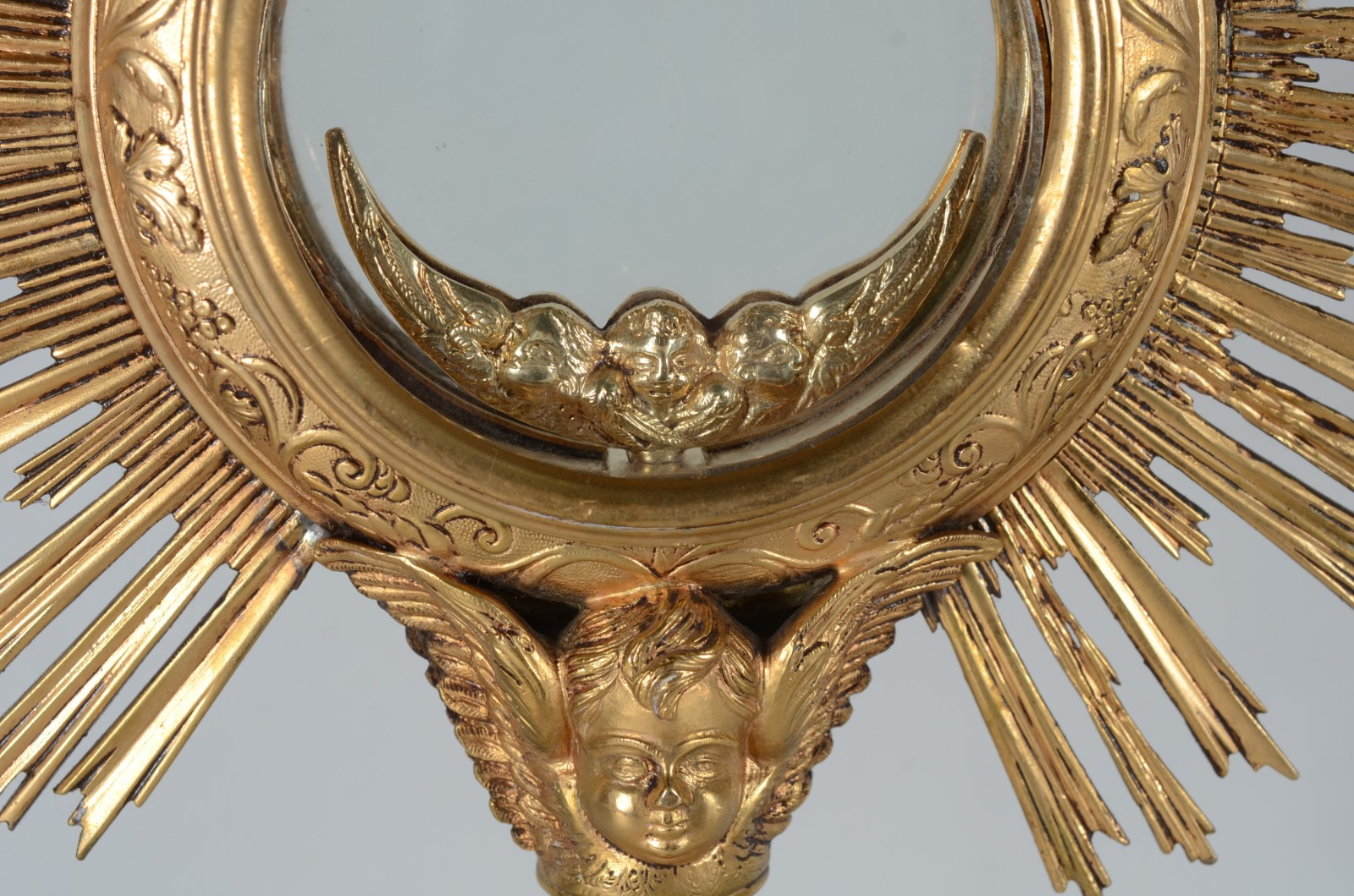Custódia (ostensório), de metal dourado. Possivelmente brasileira, do... - foto 6 de 11