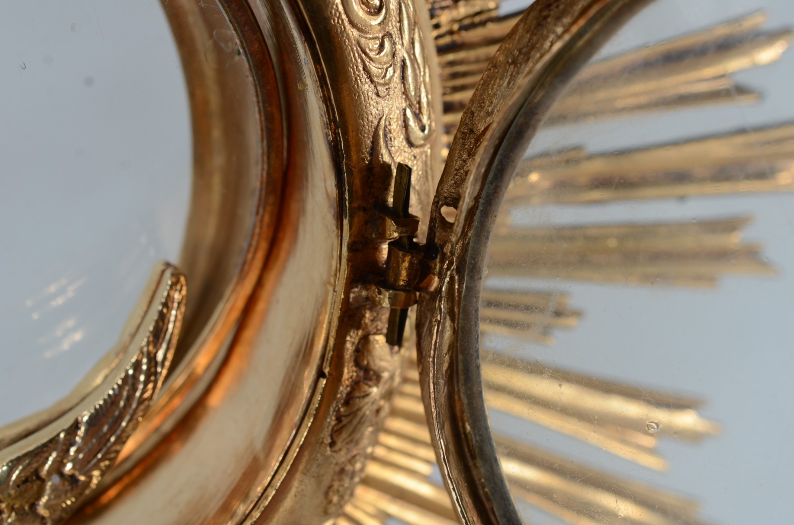 Custódia (ostensório), de metal dourado. Possivelmente brasileira, do... - foto 8 de 11