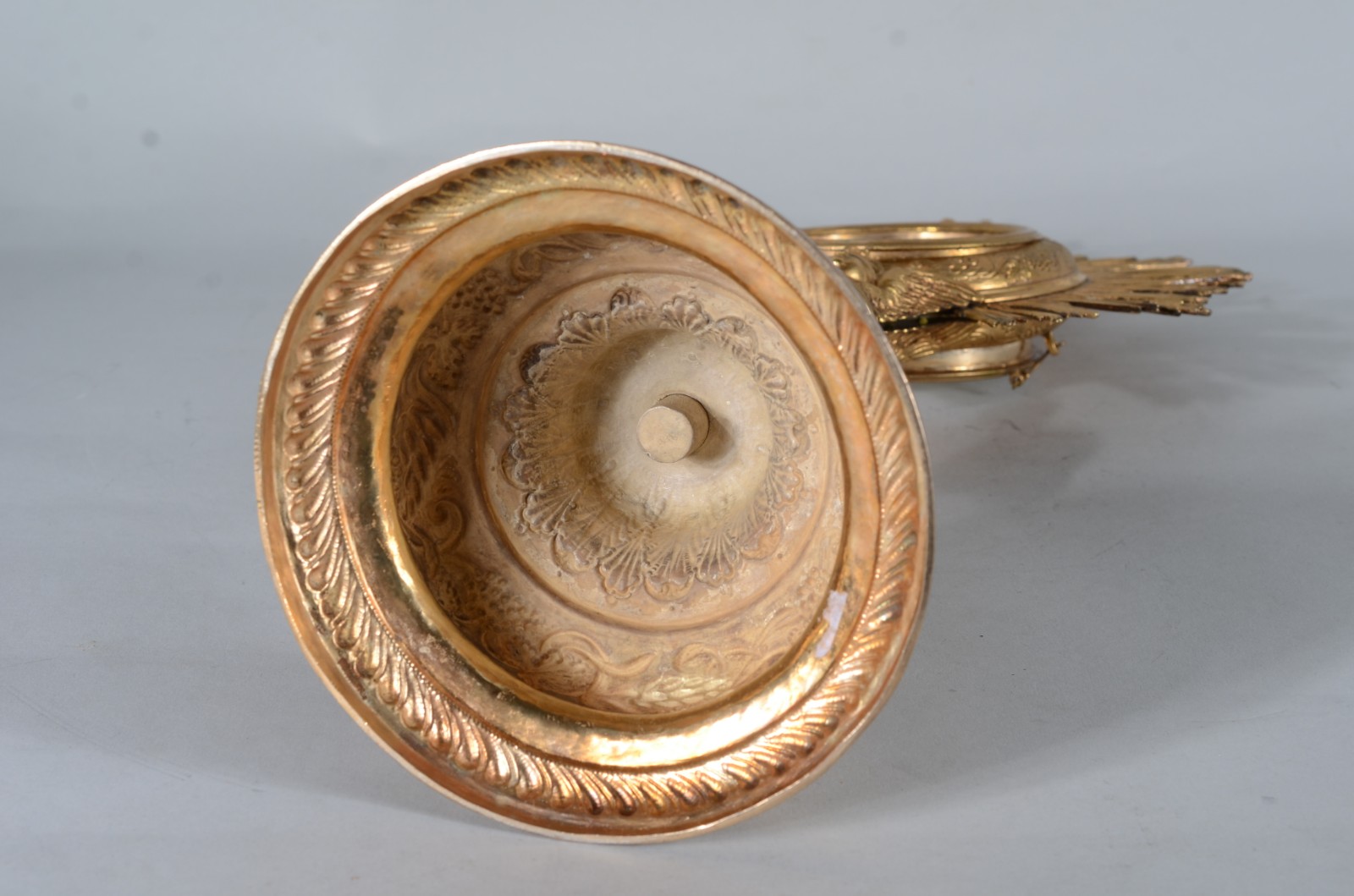 Custódia (ostensório), de metal dourado. Possivelmente brasileira, do... - foto 11 de 11