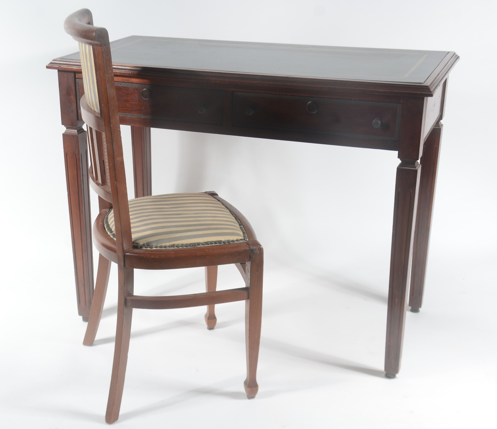 Mesa de escritório de madeira nobre, 2 gavetas, tampo de couro verde... - foto 1 de 8