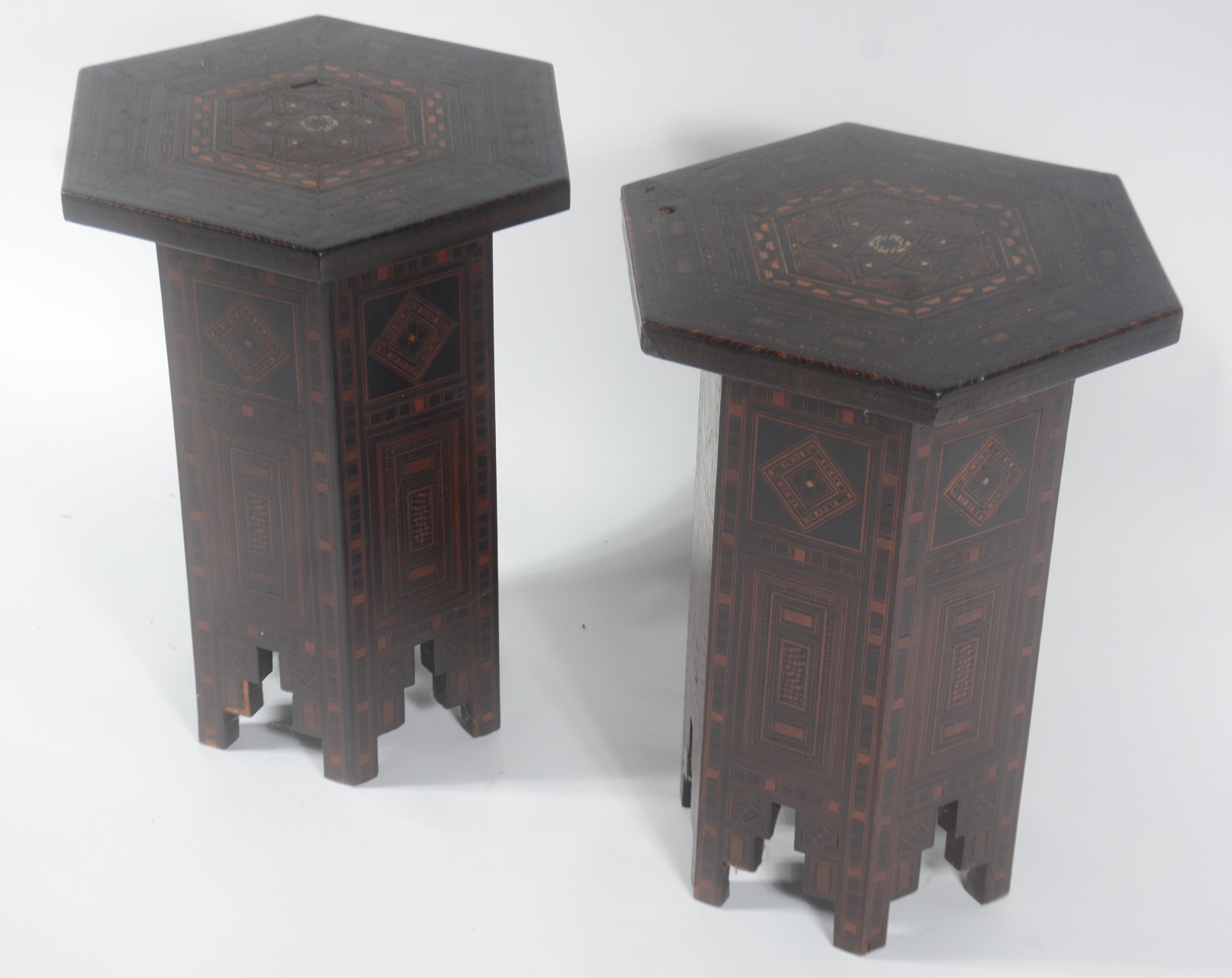 Par de mesinhas/banquetas de madeira oriental com trabalhos em... - foto 1 de 8