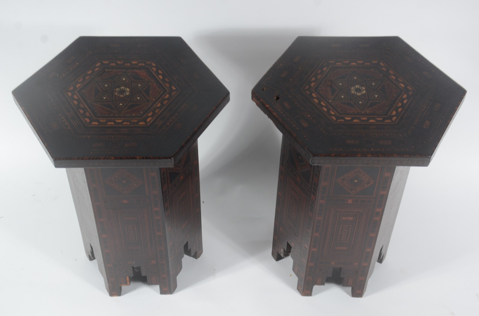 Par de mesinhas/banquetas de madeira oriental com trabalhos em... - foto 2 de 8