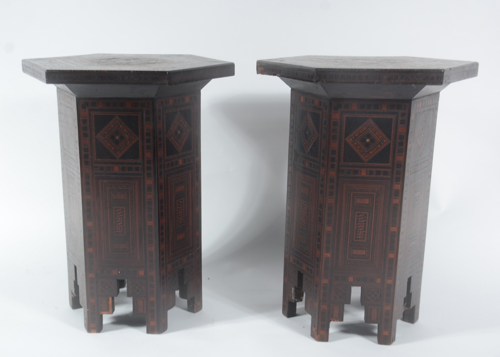 Par de mesinhas/banquetas de madeira oriental com trabalhos em... - foto 3 de 8