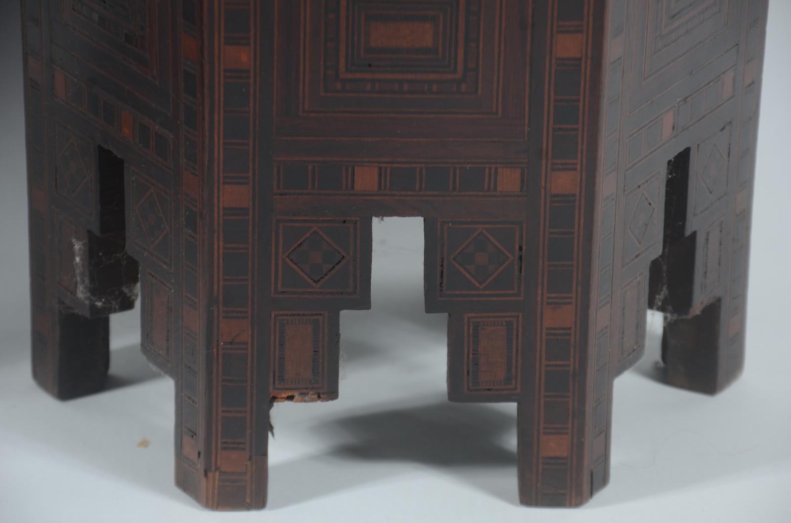 Par de mesinhas/banquetas de madeira oriental com trabalhos em... - foto 4 de 8