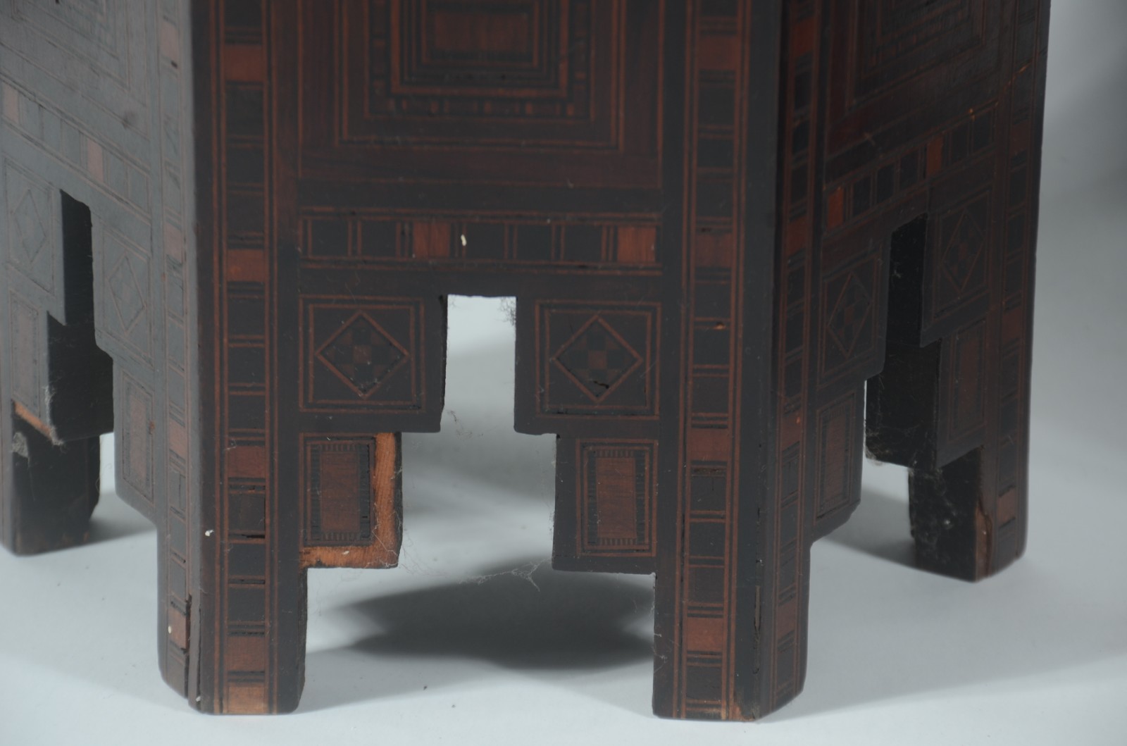 Par de mesinhas/banquetas de madeira oriental com trabalhos em... - foto 5 de 8