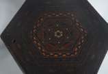 Par de mesinhas/banquetas de madeira oriental c... - Par de mesinhas/banquetas de madeira oriental com trabalhos em marqueterie, feitio sextavado. Desgastes.
