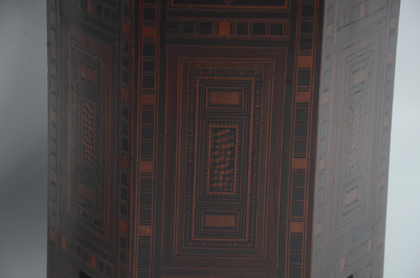 Par de mesinhas/banquetas de madeira oriental com trabalhos em... - foto 8 de 8