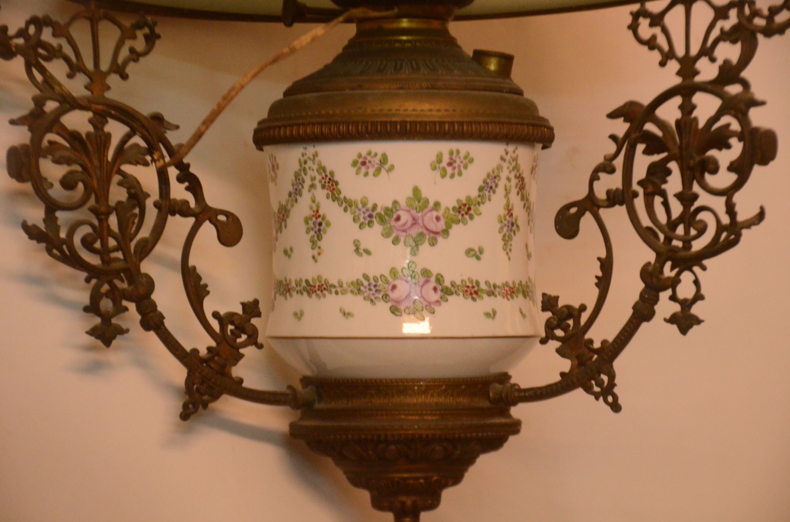Lustre de metal com bojo de porcelana floral em policromia e cúpula... - foto 6 de 6