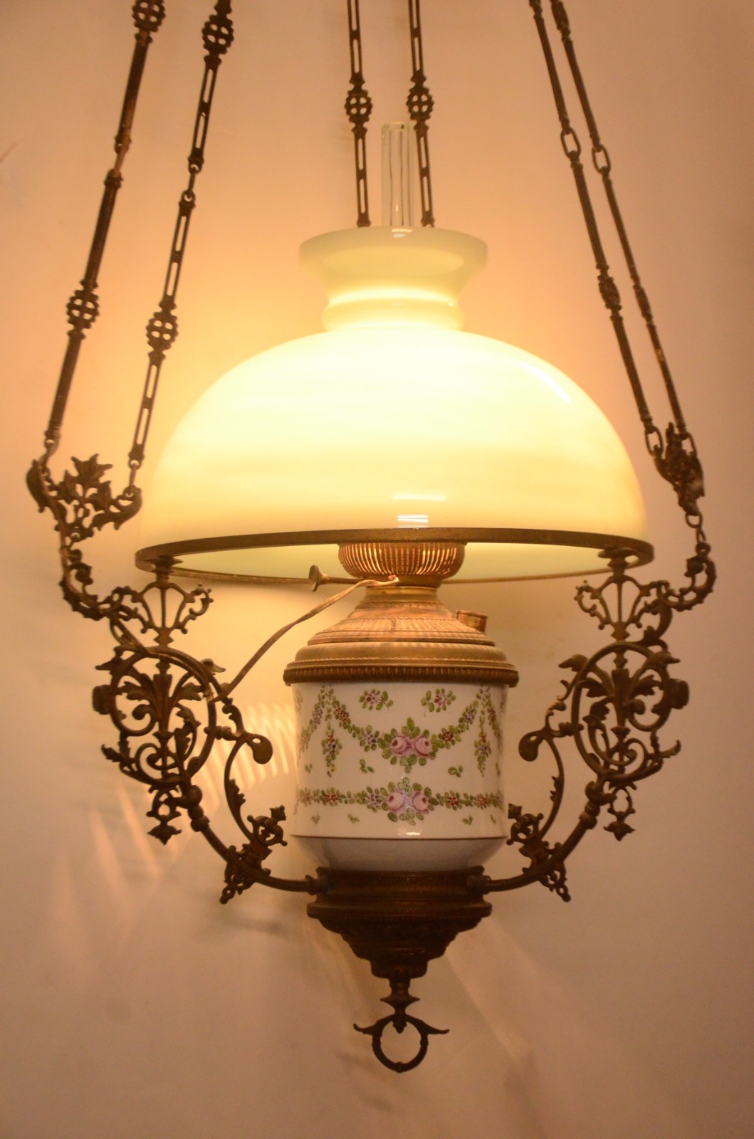 Lustre de metal com bojo de porcelana floral em policromia e cúpula... - foto 5 de 6