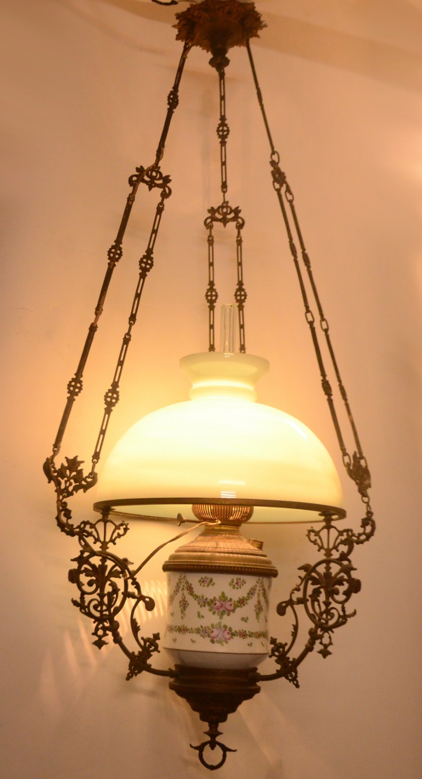 Lustre de metal com bojo de porcelana floral em policromia e cúpula... - foto 3 de 6