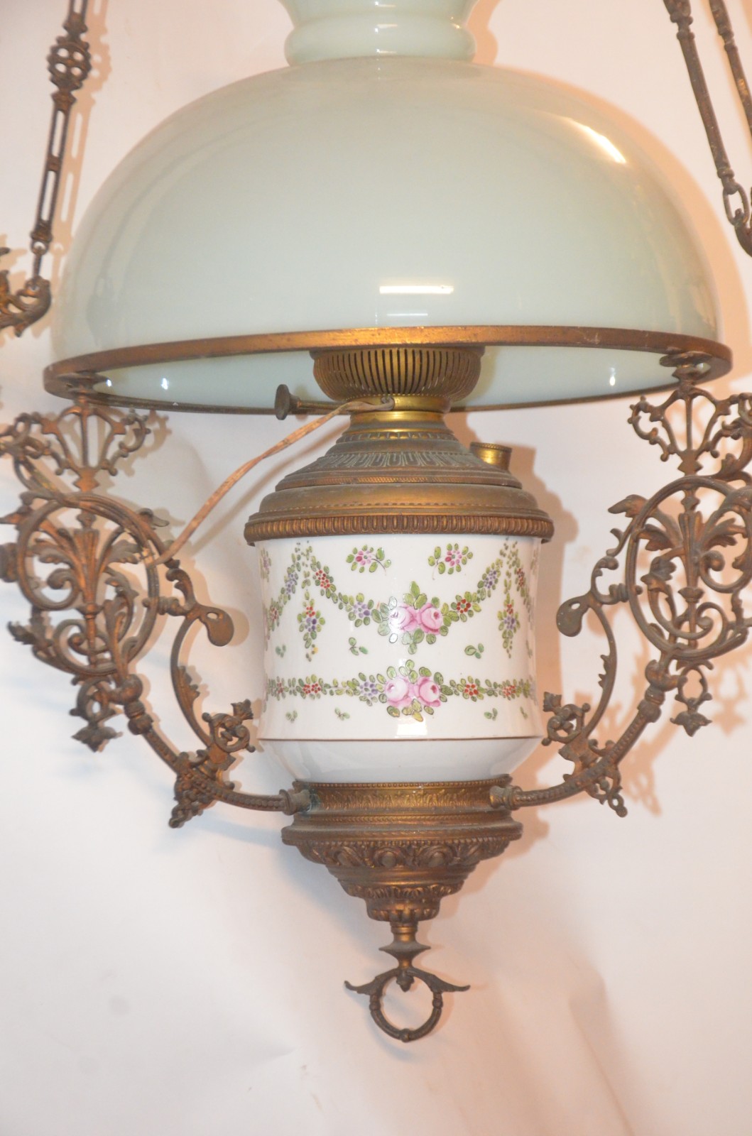 Lustre de metal com bojo de porcelana floral em policromia e cúpula... - foto 2 de 6