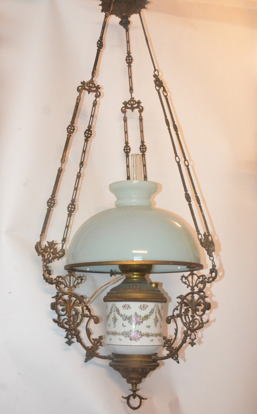 Lustre de metal com bojo de porcelana floral em policromia e cúpula... - foto 1 de 6