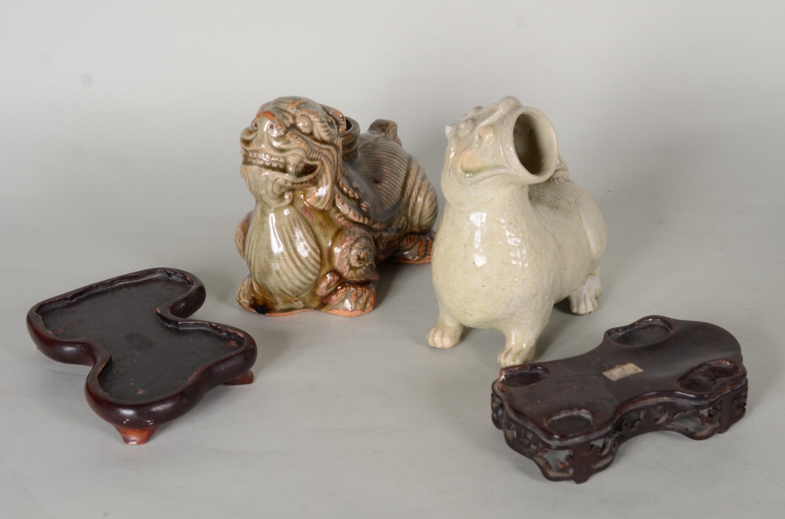 Três peças de porcelana oriental representando animais estilizados... - foto 6 de 11
