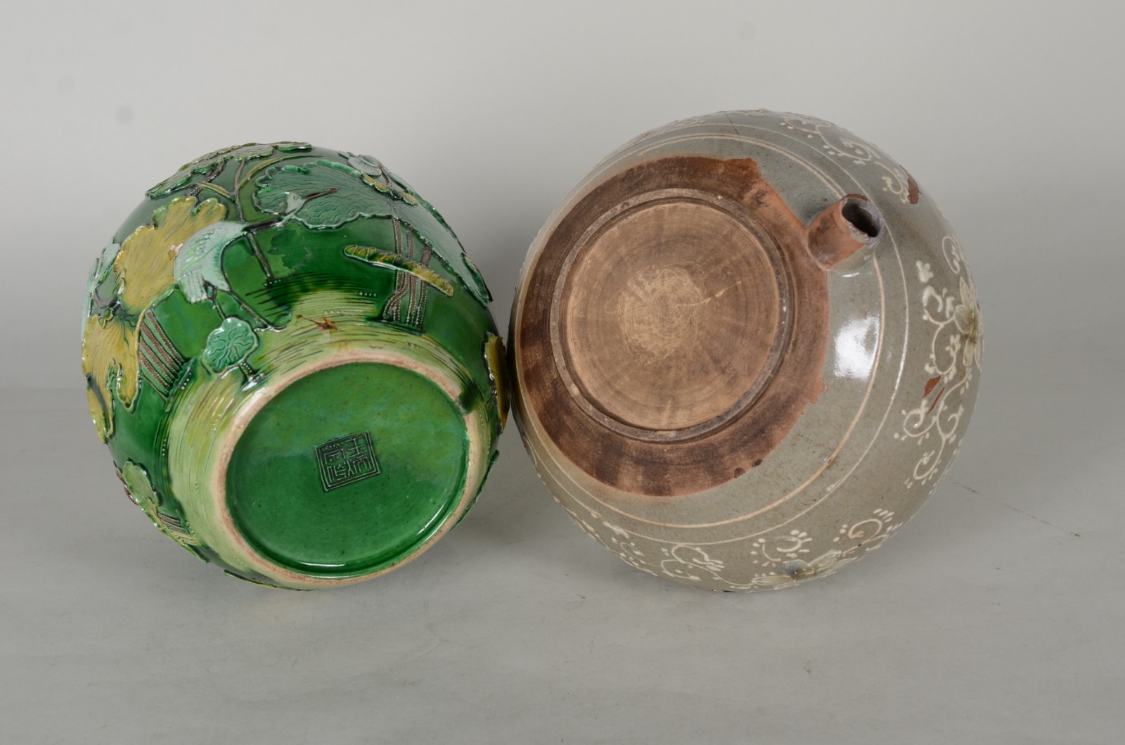 Dois vasos de porcelana oriental. Com restauros e pequenos desgastes. - foto 9 de 10