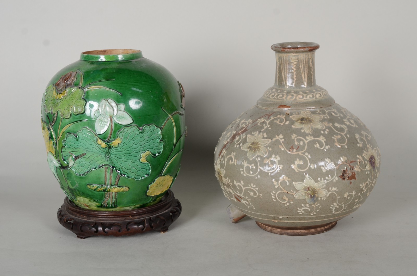 Dois vasos de porcelana oriental. Com restauros e pequenos desgastes. - foto 1 de 10