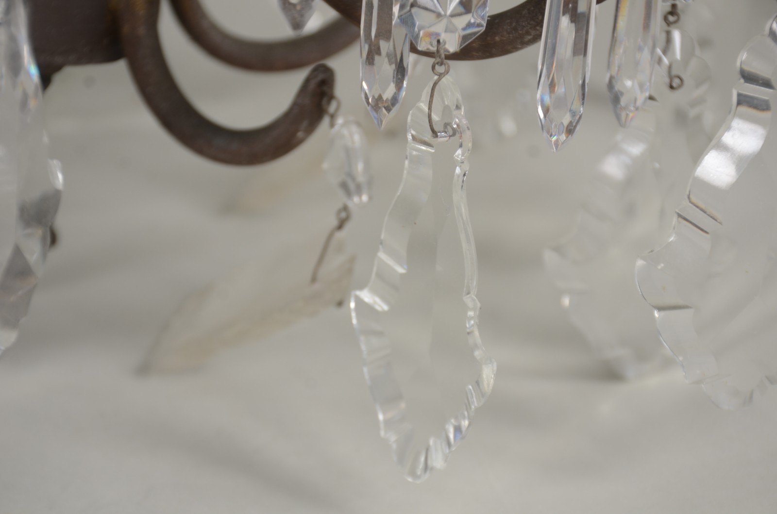 Lustre de metal para 6 luzes, pingentes de cristal lapidado. - foto 7 de 10
