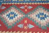 Tapete Kilim (1000),  - Tapete Kilim. Pequenos rasgos na borda.
