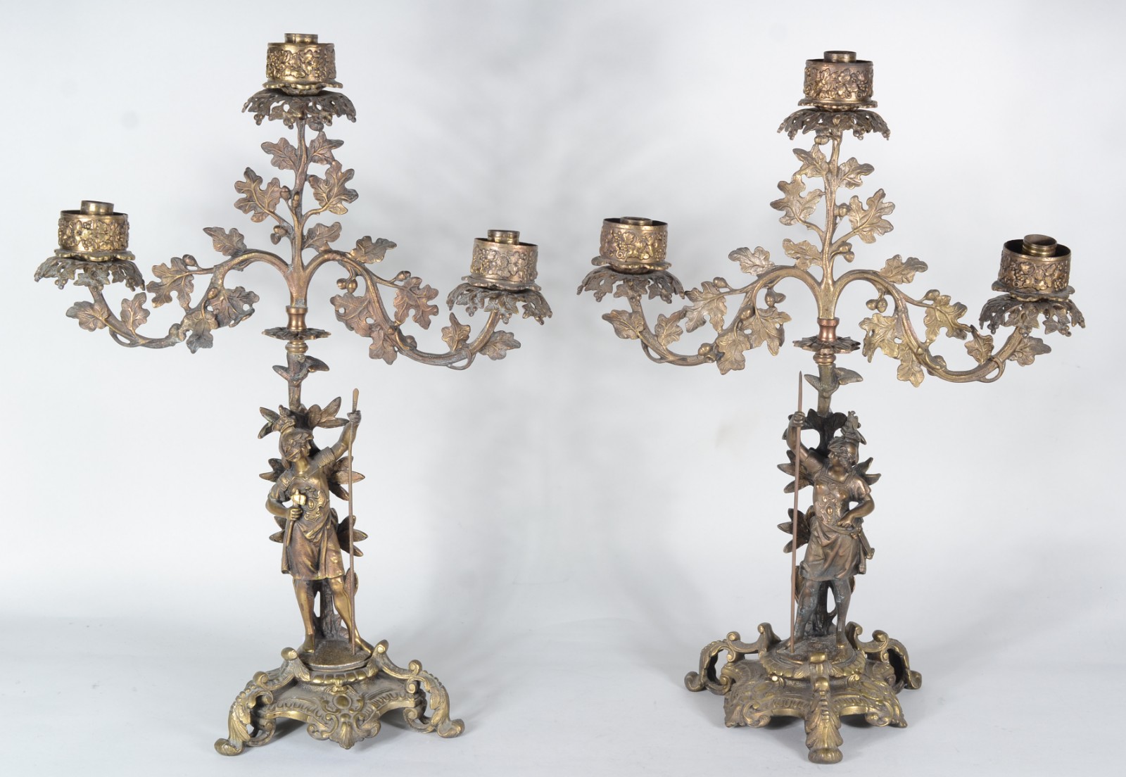 Par de candelabros de metal dourado para 3 velas cada, bases com... - foto 1 de 10