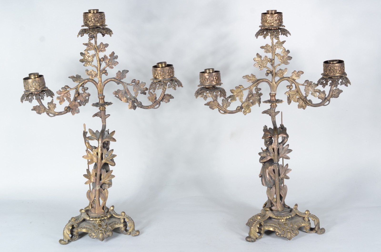 Par de candelabros de metal dourado para 3 velas cada, bases com... - foto 4 de 10