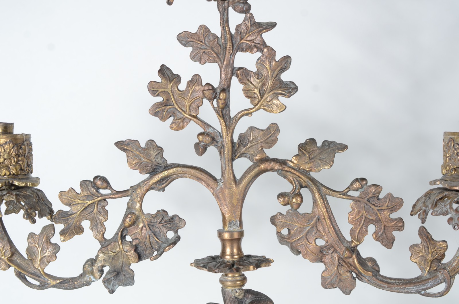 Par de candelabros de metal dourado para 3 velas cada, bases com... - foto 5 de 10