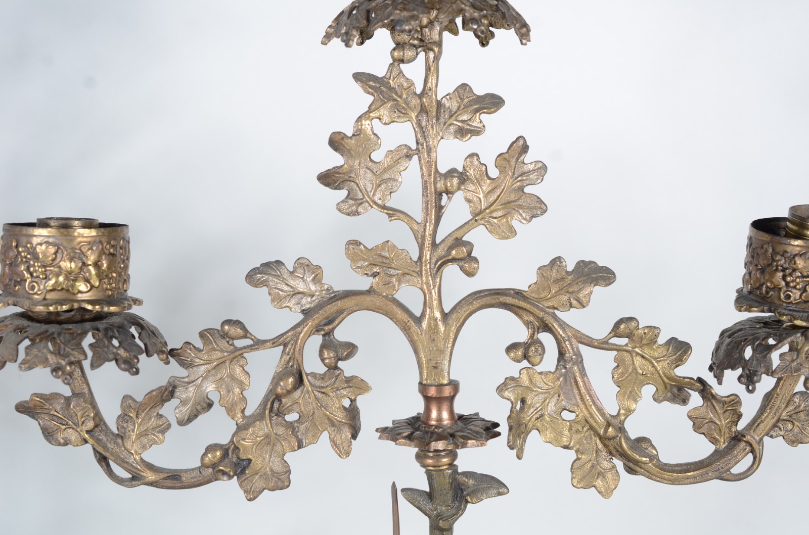 Par de candelabros de metal dourado para 3 velas cada, bases com... - foto 6 de 10